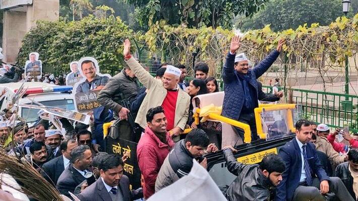 Kejriwal stays back at roadshow, will file nomination on Tuesday Kejriwal stays back at roadshow, will file nomination on Tuesday
