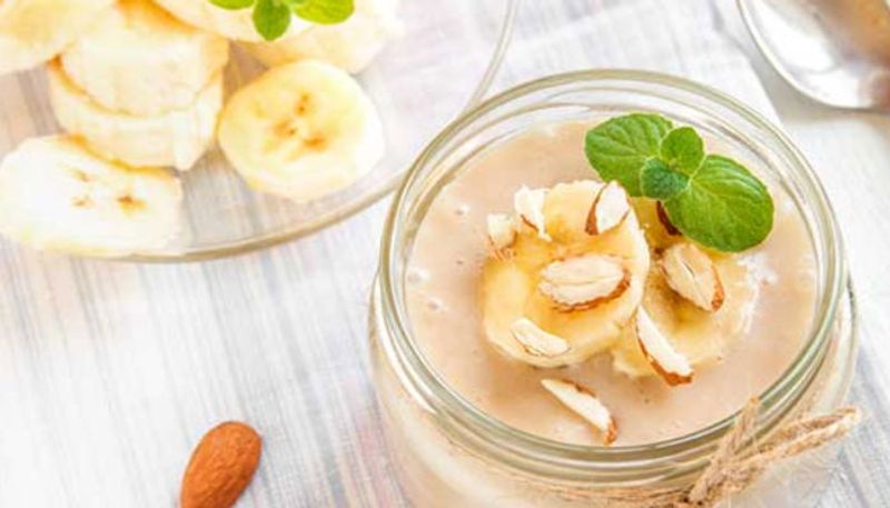 Almonds and Banana Smoothie: Almond, being rich in proteins, vitamins and minerals like zinc, are great for hair health. Vitamin E found in almonds is said to be very helpful in repairing damaged hair by propelling the production of keratin. Bananas, on the other hand provide us with a high amount of calcium and folic acids to nourish our hair. Make almonds and banana smoothie by blending together both the foods in milk along with some nuts, seeds, cinnamon powder and honey.
