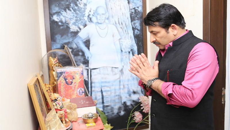 अपने दिल्ली के घर में भगवान की पूजा करते मनोज तिवारी।