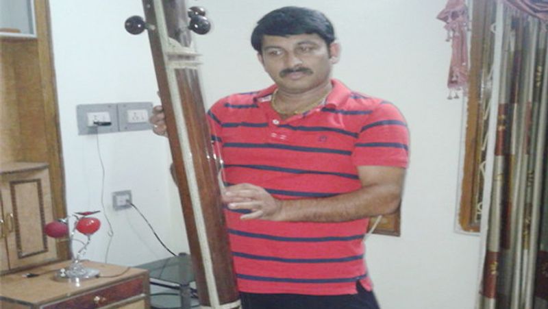 उन्होंने दोस्तों के साथ वहां खूब घर ढूंढा तो काफी जद्दोजहद के बाद उन्होंने बनारस में कौशलेस नगर में एक घर मिला। उस वक्त वो घर बना हुआ नहीं था और मनोज तिवारी अपने प्रोग्रामों में बिजी रहा करते थे। जब उन्हें उससे वक्त मिलता था तो मजदूरों के साथ घर को बनवाने में भिड़ जाते थे। अपने सपनों का आशियाना बनाने के लिए वो उसमें मजदूरों की तरह काम किया करते थे।
