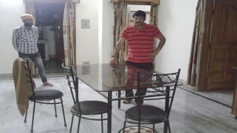 मनोज तिवारी जब भी अपनी शूटिंग से वक्त पाते थे तो वो बनारस चले आते थे अपने सपने के आशियाने में। यहां वो अपनी मां के साथ रहा करते थे। इस घर में उन्होंने अपनी मां के साथ कीमती पल बिताए थे, जिसे यादकर मनोज तिवारी अक्सर भावुक हो जाते हैं।