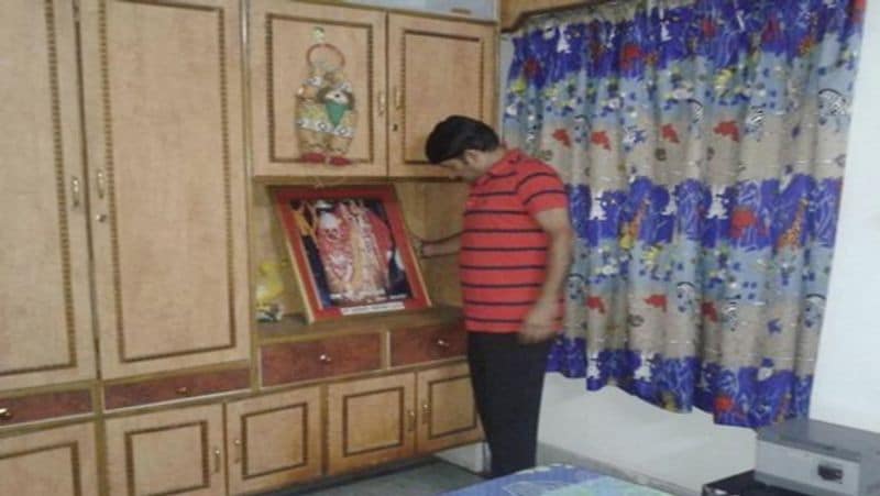 मनोज तिवारी ने अपने बेडरूम को इस तरह से डिजाइन किया था कि वो उसमें ही बैठकर तानपुरा लेकर संगीत का रियाज करते थे और अपने बेडरूम के बगल में ही उन्होंने कीचन बनवाया था क्योंकि उन्हें खाने का भी काफी शौक है।