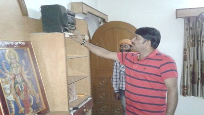 मनोत तिवारी ने घर बनवाने के बाद 1999 में पहला टेप खरीदा था।