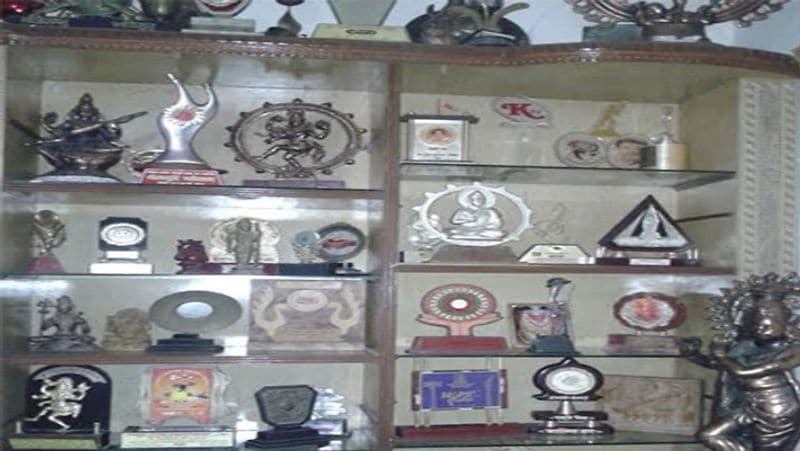 पुरस्कारों से भरी मनोज तिवारी के घर की अलमारी।