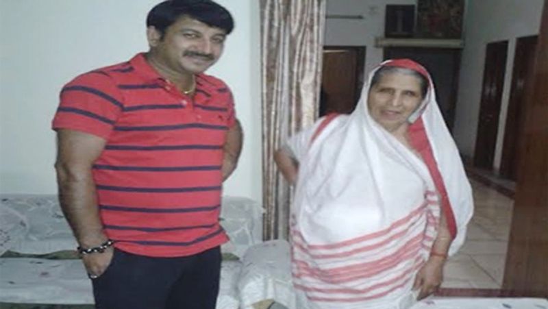 मनोज तिवारी को बचपन से ही गायिकी का शौक था वो अपने कॉलेज के दिनों से ही गायिकी करने लगे थे। उन्होंने हिंदी में एम ए बनारस हिंदू यूनिवर्सिटी से किया है। मनोज तिवारी ने एक बार इंटरव्यू में अपने स्ट्रगलिंग के दिनों के बारे में बताया था कि वो अपने गांव से बनारस 1998 में आए थे। यहां आने के बाद उनके पास कोई घर नहीं था।