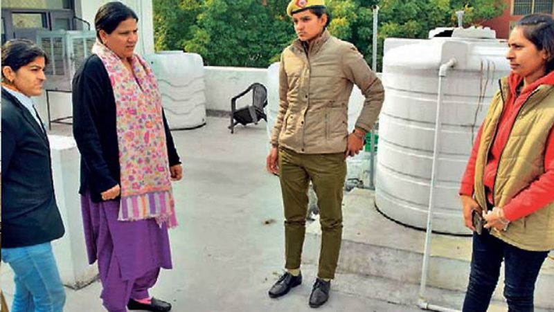 महिला आयोग की चेयपर्सन प्रतिभा सुमन ने पबजी गेम खेल रहीं महिला पुलिस कर्मचारियों को समझाइश दी कि पुलिस दूसरों को जागरूक करती है। ऐसे में अगर वो खुद पबजी जैसे गेम खेलते दिखती है, तो यह बेहद दुर्भाग्य है। सुमन ने कहा कि इसकी जांच रिपोर्ट बनाकर गृहमंत्री अनिल विज को दी जाएगी।