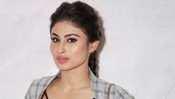 Naagini Actress Mouni Roy Topless Photo Going Viral Naagini Actress Mouni Roy Topless Photo Going Viral