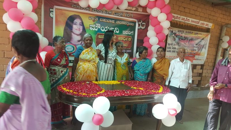 actress-mouryaani-celebrated-birthday-at-old-age-home-Chikkaballapur