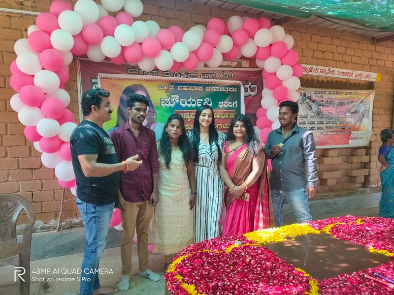 actress-mouryaani-celebrated-birthday-at-old-age-home-Chikkaballapur