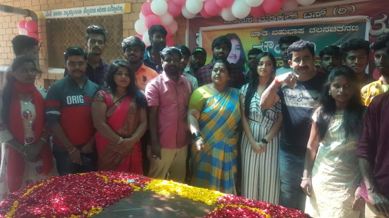 actress-mouryaani-celebrated-birthday-at-old-age-home-Chikkaballapur