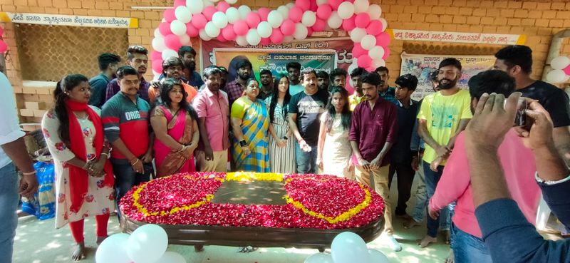 actress-mouryaani-celebrated-birthday-at-old-age-home-Chikkaballapur