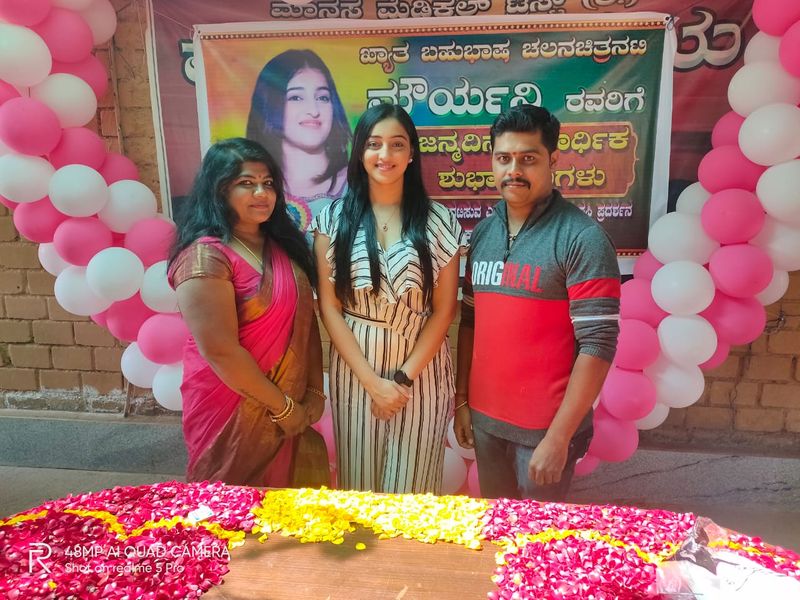 actress-mouryaani-celebrated-birthday-at-old-age-home-Chikkaballapur