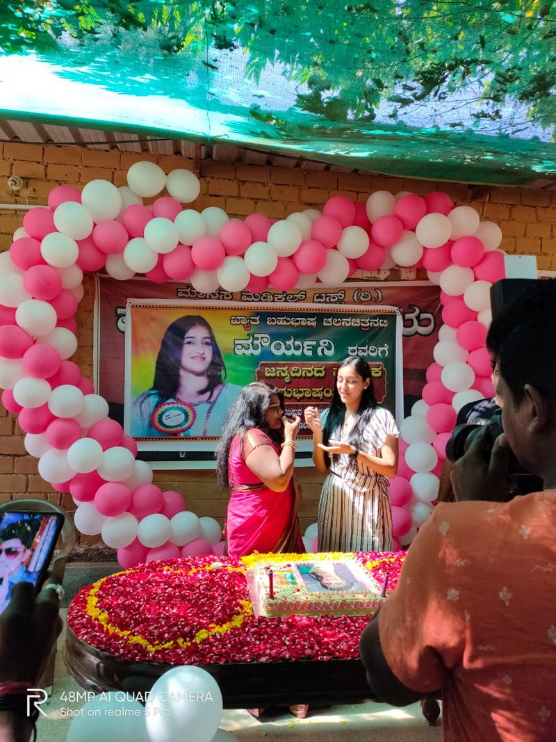 actress-mouryaani-celebrated-birthday-at-old-age-home-Chikkaballapur