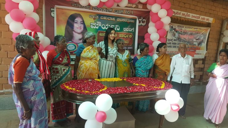 actress-mouryaani-celebrated-birthday-at-old-age-home-Chikkaballapur