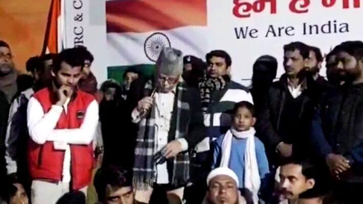 RJD leader Ashfaque Karim loses his pants while criticizing Modi, watch the funny Video RJD leader Ashfaque Karim loses his pants while criticizing Modi, watch the funny Video