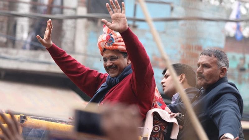 पार्टियों के अलावा उनके उम्मीदवारों ने व्यक्तिगत स्तर पर सोशल मीडिया के जरिए पैसे खर्च किए। ज़्यादातर उम्मीदवारों ने अपने अपने सोशल पेजेज़ पर कैम्पेन चलवाया।