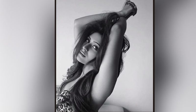 সম্প্রতি সাদা কালো ছবিতেও রীতিমতো সোশ্যাল মিডিয়ায় আগুন জ্বালালেন তিনি। সাদা রঙের বিছানার মধ্যে নগ্নতাকে যেভাবে তুলে ধরেছেন অভিনেত্রী তাতে চোখ সড়ানো দায়।