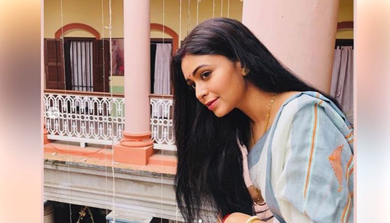 সূত্র থেকে জানা গেছে, একটি চিত্রনাট্য নিয়ে একসঙ্গে কাজও করতে পারেন ঋতাভরী ও সুমিত। যদিও এ বিষয় নিয়ে মুখ খুলতে নারাজ অভিনেত্রী।