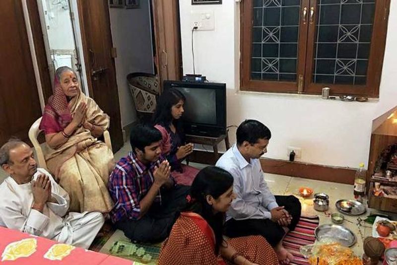 सोशल मीडिया पर केजरीवाल अपने परिवार के साथ तस्वीरें शेयर करते हैं। इन तस्वीरों में वो घर के सदस्यों के साथ पूजा-पाठ करते नजर आते हैं।