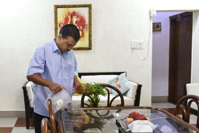 पानी भरकर पौधों में डालते हुए सीएम केजरीवाल ये तस्वीर उनके घर के डाइनिंग रूम की है।