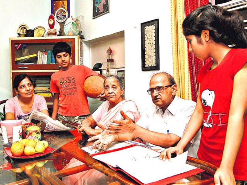 डाइनिंग रूम में बैठ खाना खाना खाता केजरीवाल का परिवार।