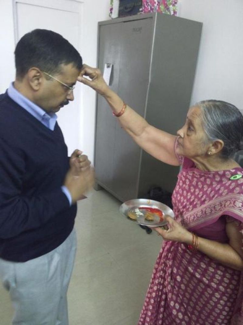 मां के हाथों तिलक करवाते हुए दिल्ली सीएम अरविंद केजरीवाल।