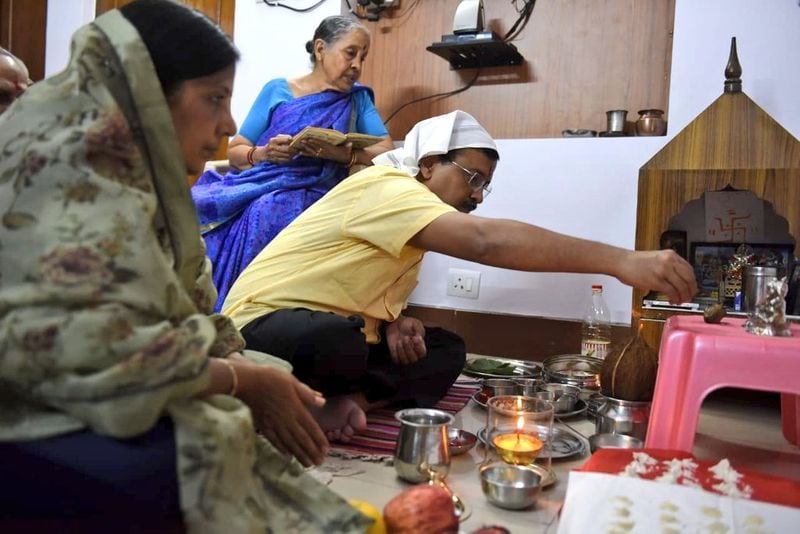 अरविंद केजरीवाल की शादी सुनीता केजरीवाल से हुई है। उनकी पत्नी सुनीता केजरीवाल खुद भी एक आईआरएस अधिकारी रही हैं। पूरा परिवार दिवाली पर पूजन करते हुए।