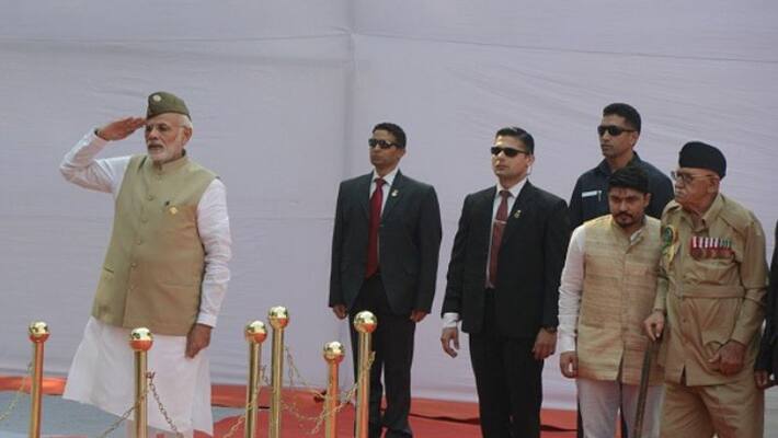 PM Modi reacted when he was gifted Netaji's Cap PM Modi reacted when he was gifted Netaji's Cap