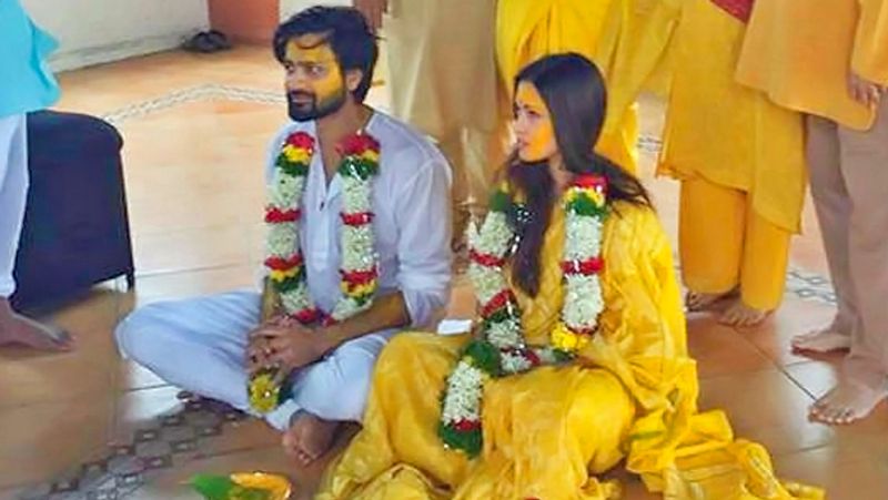 গায়ে হলুদের ছবিতে হলুদ শাড়িতে নজর কেড়েছেন রিয়া।
