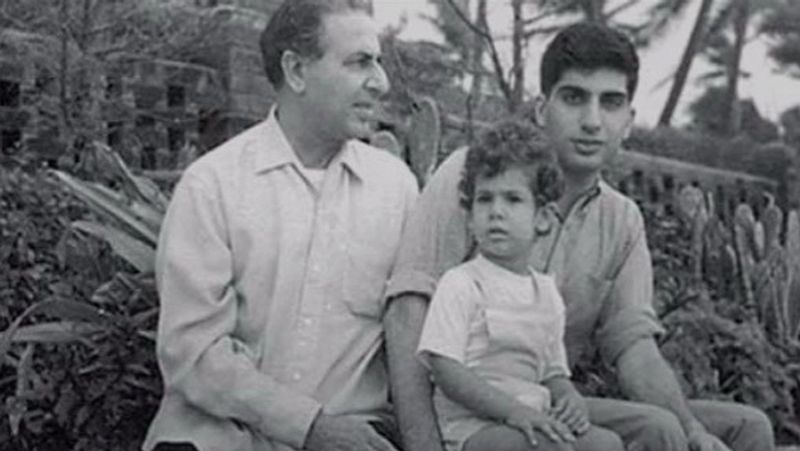 रतन टाटा के हवाले से ह्यूमंस ऑफ बॉम्बे के मुताबिक, मगर 1962 की भारत-चीन लड़ाई की वजह से उनके माता-पिता नहीं चाहते थे कि वो लड़की भारत आए। यही वजह थी कि रतन टाटा का उस लड़की से रिश्ता टूट गया और वो शादी नहीं कर पाए। रतन टाटा अपनी दादी के बहुत करीब थे। हालांकि पिता के साथ उनके बहुत मतभेद भी थे।