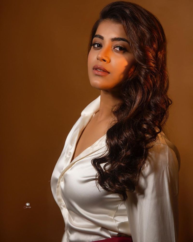 Tollywood Young Beauty Yamini Bhaskar photos