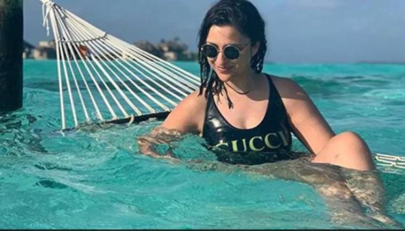 বিকিনির হট ছবি শেয়ার করে পরিণীতি লিখেছেন, 'এই ছবি তোলার আগে আমি প্রাণায়াম করছিলাম। আচ্ছা ঠিক আছে এটা মিথ্যা'।