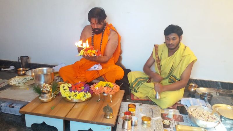 Health Minister Sriramulu Stayed In Chitradurga District Hospital