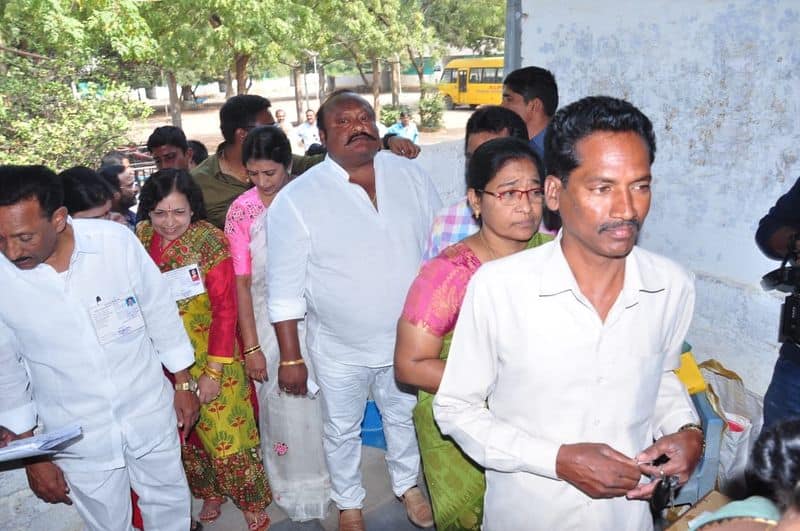 gangula kamalakar and his family cast their vote for karimnagar municipal elections
