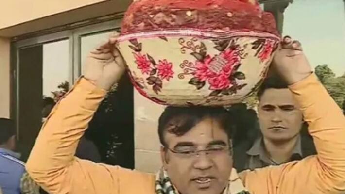 bjp mla enters assembly with basket full of locusts in rajasthan bjp mla enters assembly with basket full of locusts in rajasthan