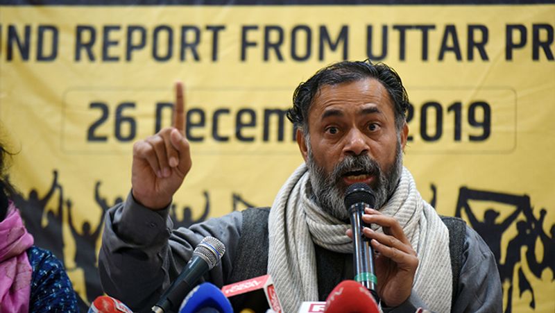 योगेन्द्र यादव: 2011 में अन्ना हजारे के भ्रष्टाचार विरोधी आंदोलन के नतीजतन वह आम आदमी पार्टी के सह-संस्थापक थे। यादव को मार्च 2015 में ‘पार्टी विरोधी गतिविधियों’ के आधार पर पार्टी से अनौपचारिक ढंग से बरखास्त कर दिया गया था। उन्होंने कहा, “मै आश्चर्यचकित नहीं हूँ क्योंकि पिछले कुछ दिनों से मामला इसी दिशा में चल रहा था। हालांकि मैं इस बात से इनकार भी नहीं कर सकता कि मुझे इससे काफी चोट पहुंची है। आप से निकाले जाने के बाद में उन्होंने एक अलग पार्टी 'स्वराज इंडिया' की स्थापना की।