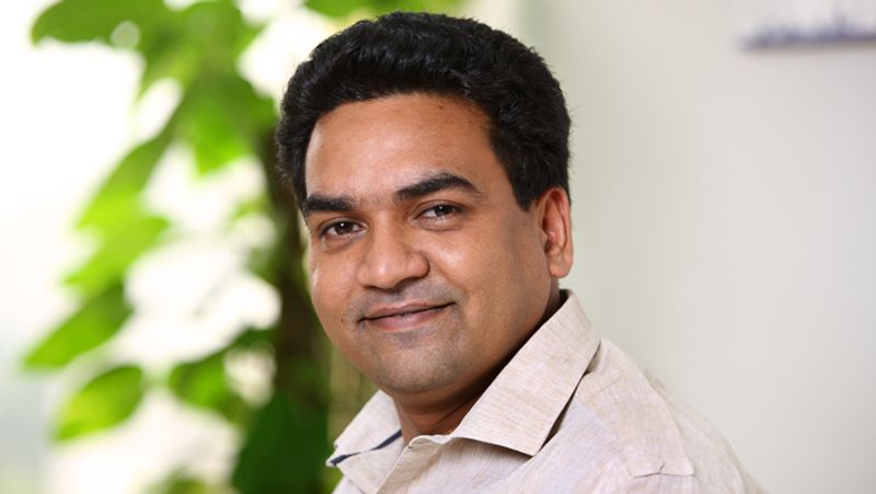 कपिल मिश्र: कपिल मिश्रा का पार्टी से बाहर निकलना आप सरकार के पहले दो सदस्यों से काफी अलग था। कपिल मिश्रा द्वारा मुख्यमंत्री केजरीवाल और दिल्ली स्वास्थ्य मंत्री सत्येंद्र जैन पर भ्रष्टाचार का आरोप लगाने के बाद मई 2017 में उन्हे आम आदमी पार्टी की राजनीतिक मामलों की समिति (पीएसी) ने बर्खास्त कर दिया था। कपिल मिश्रा ने दावा करते हुए कहा कि इन दोनों लोगों ने 2 करोड़ का घोटाला किया है। उन्होंने अरविंद केजरीवाल को “बड़े पैमाने पर” वित्तीय खामियों के लिए जिम्मेदार ठहराया।