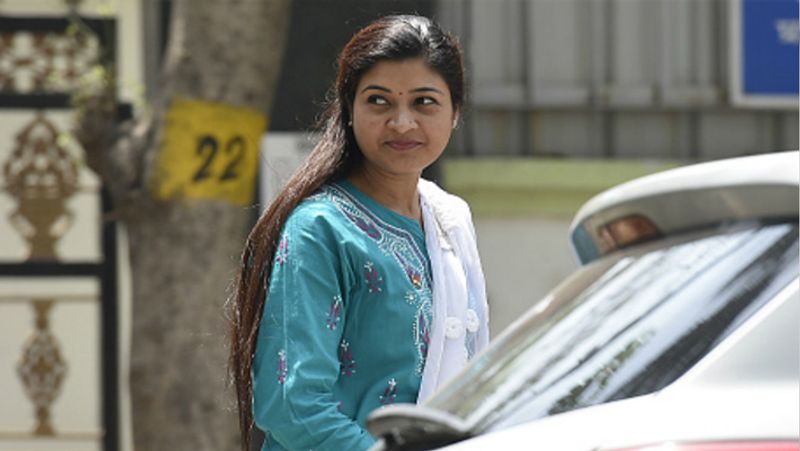 अलका लंबा: पार्टी की कार्यप्रणाली से असंतुष्ट AAP विधायक अलका लांबा ने सितंबर में पार्टी से इस्तीफा दे दिया। उन्होंने केजरीवाल से ट्विटर पर "अपना इस्तीफा स्वीकार करने" का आग्रह किया था, उन्होंने कहा कि AAP अब "खास आम आदमी पार्टी" बन गयी है। इसके बाद वह में कांग्रेस में शामिल हो गईं थी।