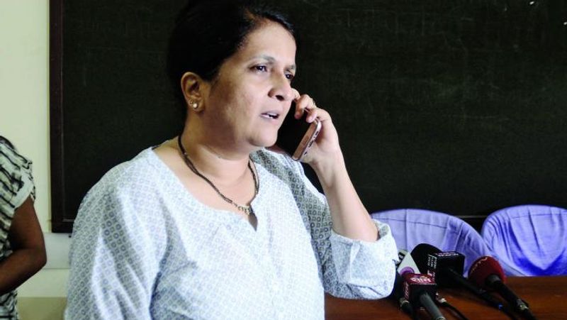 अंजलि दमानिया: अरविंद केजरीवाल पर लगे खरीद-फरोख्त के आरोपों के बाद अंजलि दमानिया ने ”आम आदमी पार्टी को छोड़ दिया। अंजलि दमानिया भ्रष्टाचार के खिलाफ लड़ने के लिए पार्टी में शामिल हुईं और जब पार्टी के भीतर राजनीतिक वातावरण भृष्ट होने लगा तो उन्होंने पार्टी को छोड़ने का फैसला कर लिया।