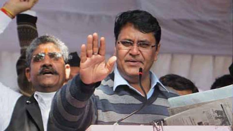 विनोद कुमार बिन्नी: विनोद कुमार बिन्नी ने केजरीवाल को “तानाशाह” के रूप में संदर्भित किया और दिल्ली के लोगों ने अपने मूल सिद्धांतों को छोड़कर “धोखाधड़ी” करने में दोषी ठहराया था। उन्होंने कहा कि “यदि पार्टी लोगों के वादे को पूरा करने में विफल रहती है” तो वह जंतर मंतर में एक धरने का आयोजन करेगी। जनवरी 2014 में पार्टी के कार्यों के खिलाफ प्रदर्शन के लिए उन्हें पार्टी की सदस्यता से बर्खास्त कर दिया गया था। बाद में उन्होंने 2015 में बीजेपी के साथ हाथ मिलाया।