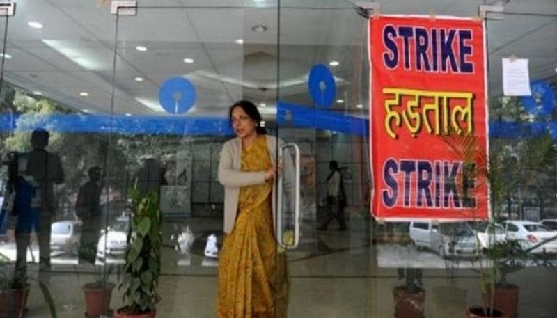 bank strike..Banking service paralyzed .. Risk of cash shortage at ATMs