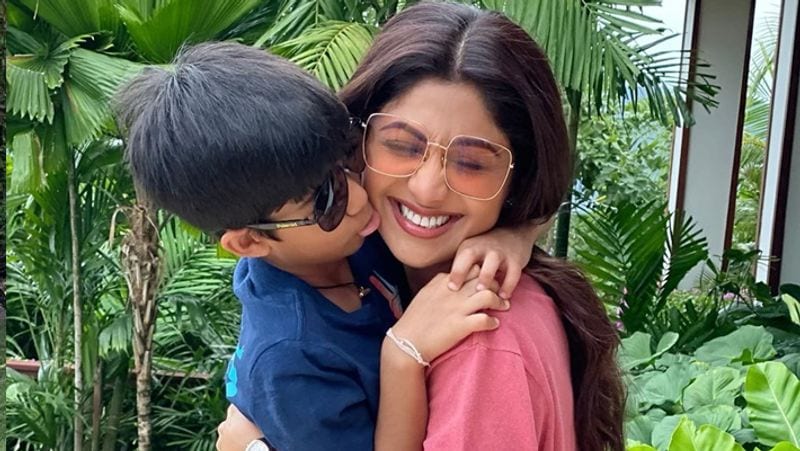 ছেলের সঙ্গে খুনসুটিতে মত্ত শিল্পা।