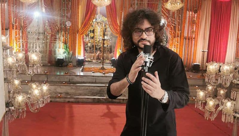 'হেমলক সোসাইটি' সিনেমার 'ফিরিয়ে দেওয়ার গান'টি ভীষণভাবে জনপ্রিয়।
