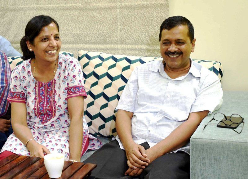 दोनों की लव स्टोरी भी काफी चर्चा में रही, हालांकि मिसेज केजरीवाल मीडिया और लाइम लाइट से दूर ही रहती हैं।
