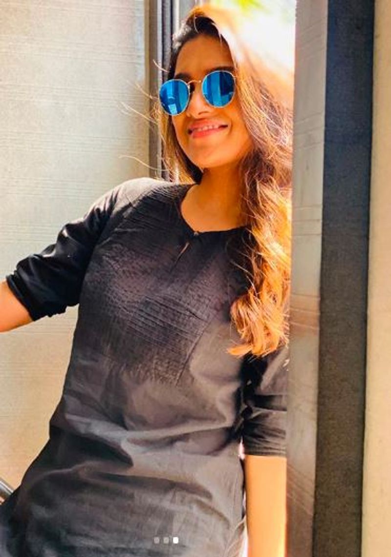 அடுத்தடுத்து திரைப்படத்தில் கமிட் ஆகி வருவது ஒரு புறம் இருக்க, மற்றொரு புறம் வெப் தொடர்களிலும் கவனம் செலுத்தி வருகிறார் சின்னத்திரை நயன்தாரா. இயக்குனர் கார்த்திக் சுப்புராஜ் தயாரிப்பில் உருவாகும் வெப் தொடரில் ஜெய் ஜோடியாக நடித்து வருகிறார் என்பது குறிப்பிடத்தக்கது.