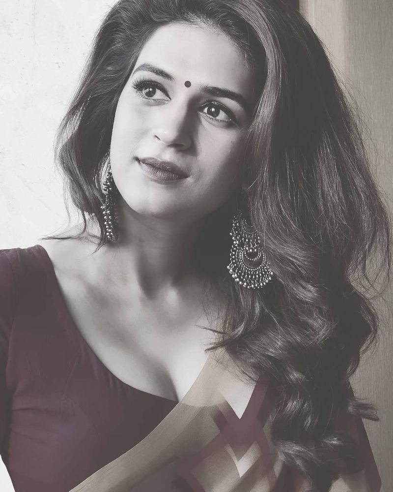 Shraddha Das mesmerizing look in photo shoot