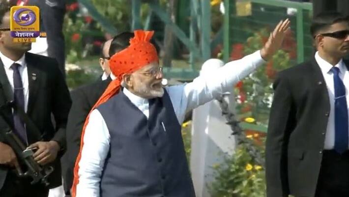 Prime Minister Narendra Modi Greets The Crowds At Rajpath Prime Minister Narendra Modi Greets The Crowds At Rajpath