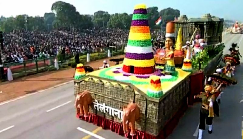 তেলঙ্গানার ট্যাবলোয় তুলে ধরা হয় সেই রাজ্যের ফুলের উৎসব 'বাথুকম্মা'-কে।