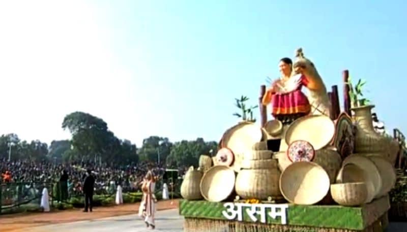অসমের রাজ্য তাদের ট্যাবলোয় তুলে ধরে বাঁশ এবং বেতের কারুকাজ।