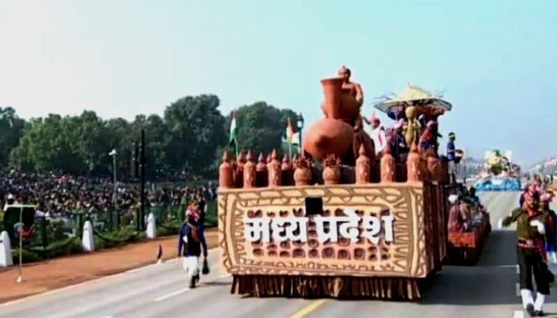 মধ্যপ্রদেশের ট্য়াবলোয় প্রদর্শিত হয় রাজ্যের আদিবাসি জাদুঘর।
